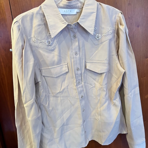 Beautiful shirt very nice and elegant with nice details - Picture 2 of 5